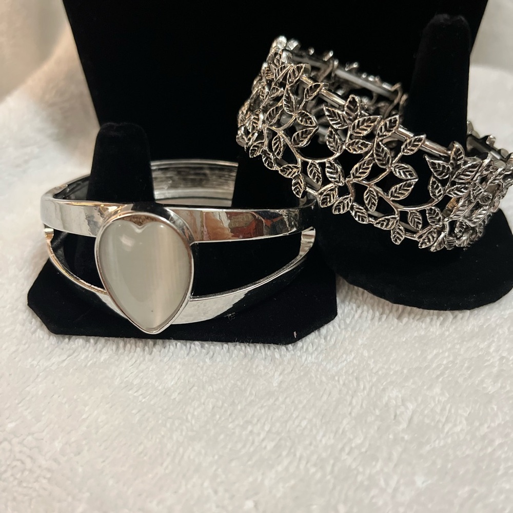 Elegant Fashion Hinged Silver Heart and Stretch Leaf Bracelet Set